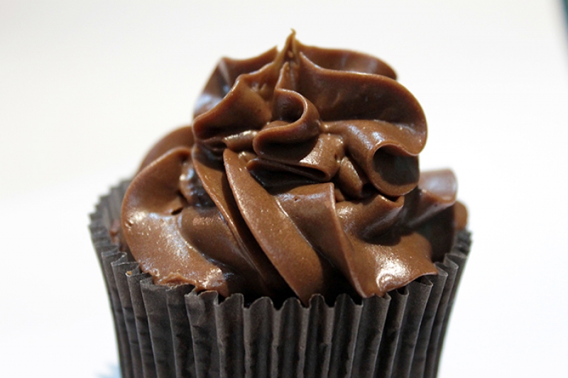 O melhor bolo de chocolate do mundo é feito com 50% cacau! Bolo com generosa calda de chocolate (serve aprox. 15 pessoas) + 12 Cupcakes de chocolate