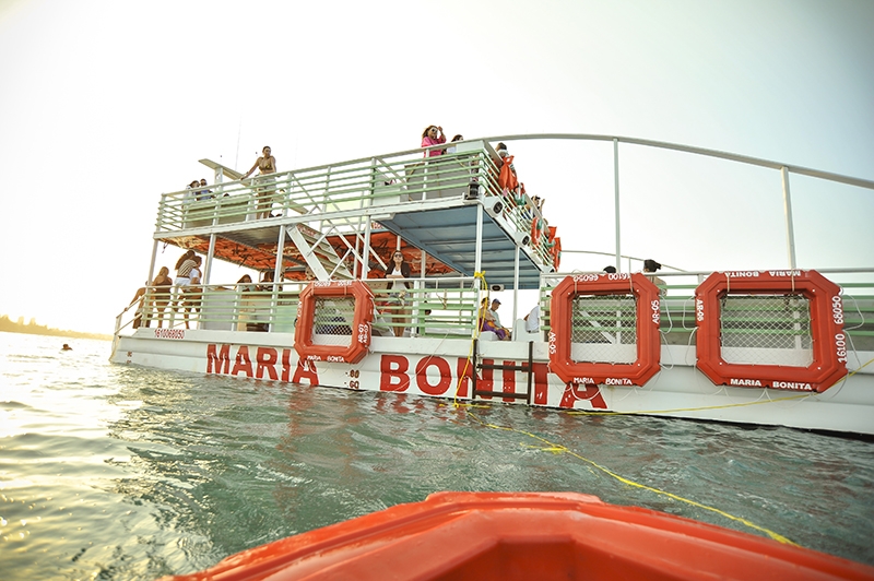 Diversão em alto mar à bordo do Maria Bonita! 2h de Passeio de Barco pela Orla de Fortaleza para 2 pessoas por R$34,90