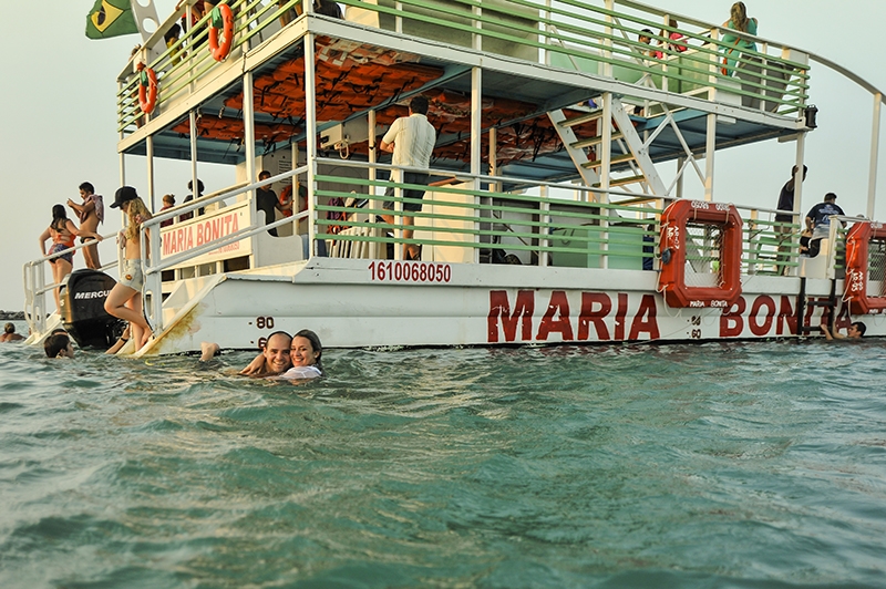 Diversão em alto mar à bordo do Maria Bonita! 2h de Passeio de Barco pela Orla de Fortaleza para 2 pessoas por R$34,90