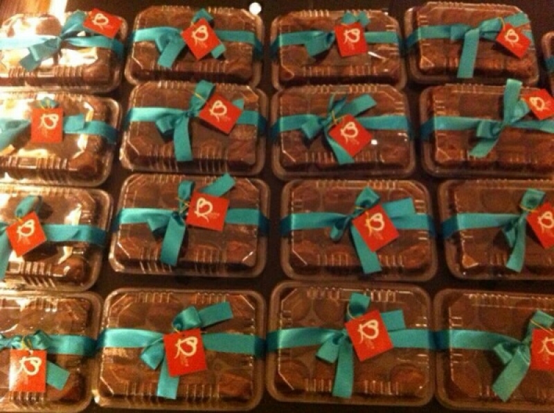 Perfeito para adocicar sua festa! 50 Mini Brownies embalados em papel celofane + fita por R$49,90