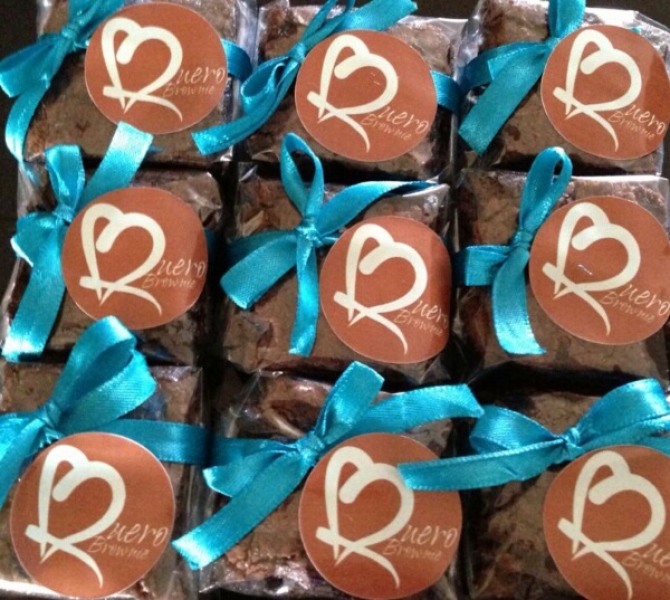 Perfeito para adocicar sua festa! 50 Mini Brownies embalados em papel celofane + fita por R$49,90