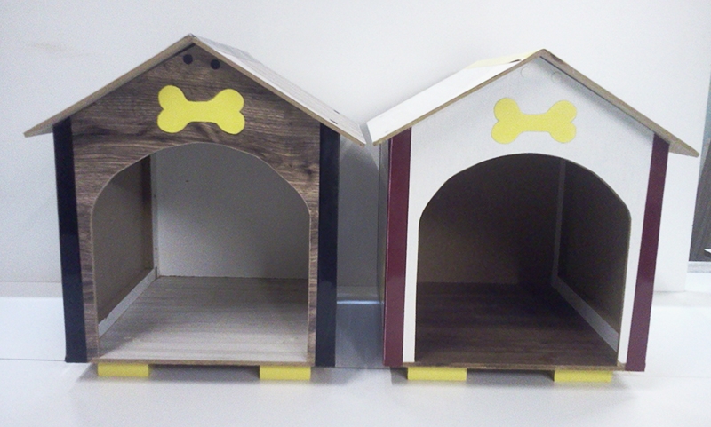 Um lar ainda mais aconchegante para seu cãozinho! Casinha em MDF 6mm (40x40x35cm) com acabamento personalizado e adesivo decorativo por R$85