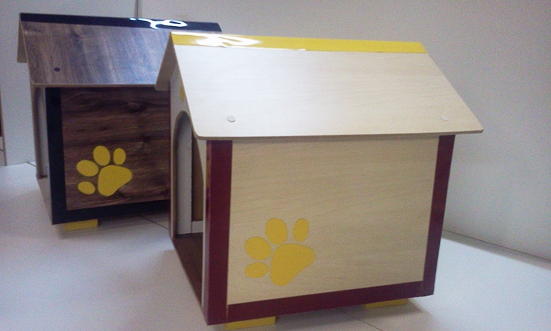Um lar ainda mais aconchegante para seu cãozinho! Casinha em MDF 6mm (40x40x35cm) com acabamento personalizado e adesivo decorativo por R$85
