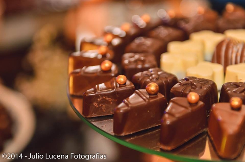 Sua festa ainda mais deliciosa com os chocolates finos da Chocobom! 250 chocolates belga (150 finos tradicionais e 100 especiais) por R$249,90