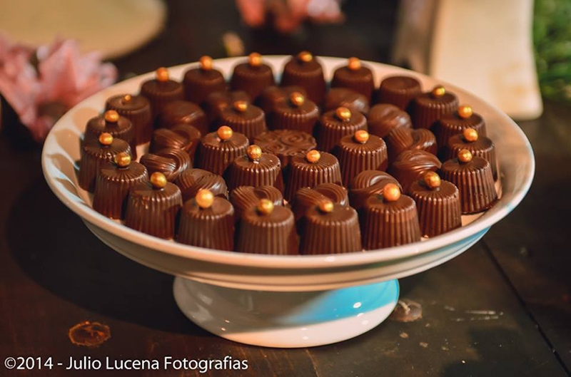 Sua festa ainda mais deliciosa com os chocolates finos da Chocobom! 250 chocolates belga (150 finos tradicionais e 100 especiais) por R$249,90