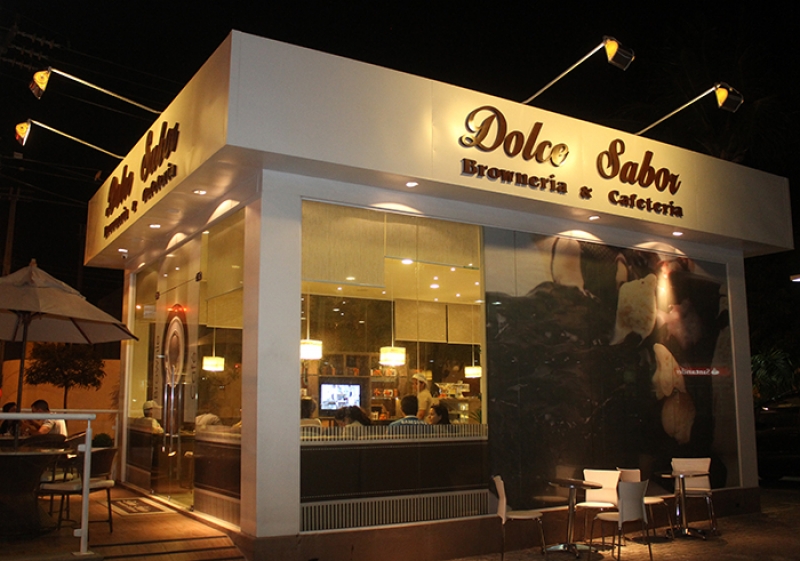 Compartilhe o maior sucesso da Dolce Sabor com seus convidados! 100 Brownies + Sorvete com calda + Potes descartáveis com colher por R$299