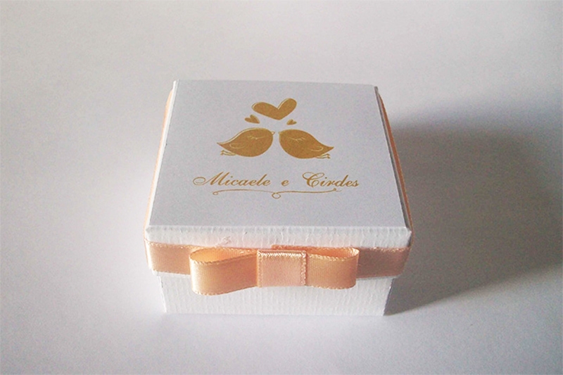 Seus doces serão um verdadeiro presente para seus convidados! 100 caixinhas para bem casado ou brownie com tampa personalizada por R$99