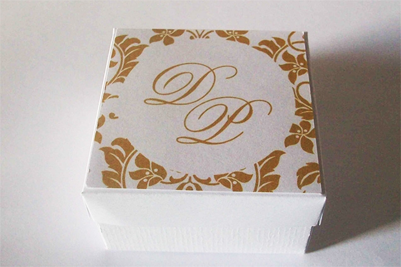 Seus doces serão um verdadeiro presente para seus convidados! 100 caixinhas para bem casado ou brownie com tampa personalizada por R$99
