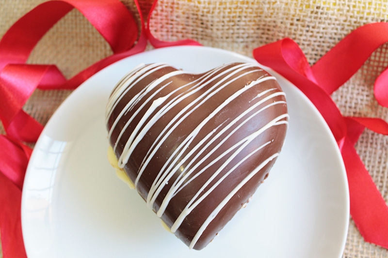 Coração de chocolate (250g) com 5 opções de recheio + brownie + caixa de R$45 por R$19,90