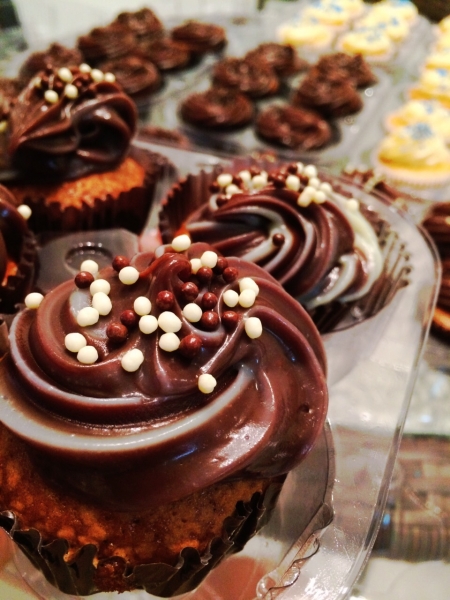 Embeleze sua mesa de doces com os mimos da Sweet Dreams! 50 brigadeiros gourmet + 30 mini brownies + 20 cupcakes por R$89