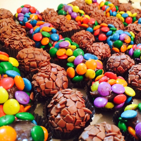 Embeleze sua mesa de doces com os mimos da Sweet Dreams! 50 brigadeiros gourmet + 30 mini brownies + 20 cupcakes por R$89