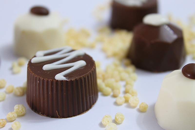 Leve os caprichos da Verônica Chocolates Finos à sua festa! 300 chocolates crocantes pretos de R$180 por R$77,90