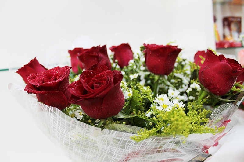 Presenteie quem você ama com lindas flores! Ramalhete com 12 rosas (nas cores vermelho, branco ou rosa) na Tita Flores de R$70,00 por R$34,90
