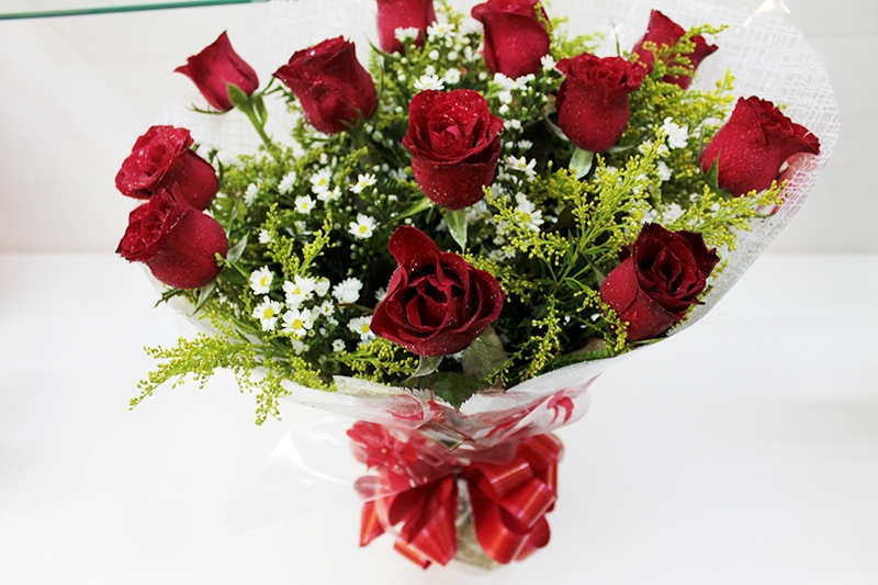 Presenteie quem você ama com lindas flores! Ramalhete com 12 rosas (nas cores vermelho, branco ou rosa) na Tita Flores de R$70,00 por R$34,90