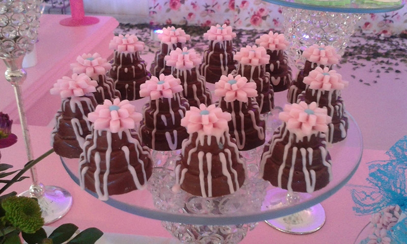 Complete sua festa com os chocolates personalizados da Manu Uchôa! Kit com 300 Chocolates Gourmet por R$199