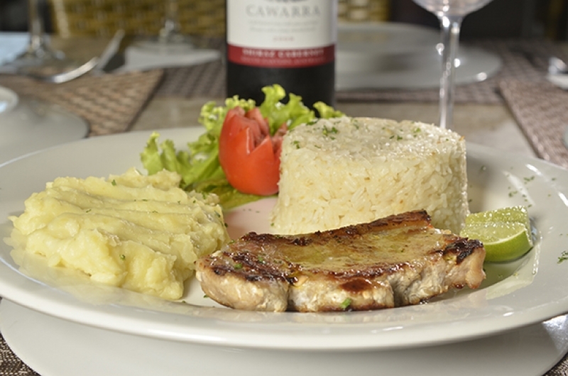 Experimente uma das opções irresistíveis do Restaurante Raízes! Almoço executivo individual (Peixe, Carne de Sol, Porco ou Frango) por R$10,50 