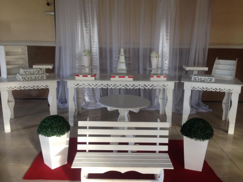 Kit Provençal com 15 peças + 2 display (chão ou pelúcia) + 1 tapete + 3 cortinas para decoração + armação da JSB Fazendo sua Festa por R$159 