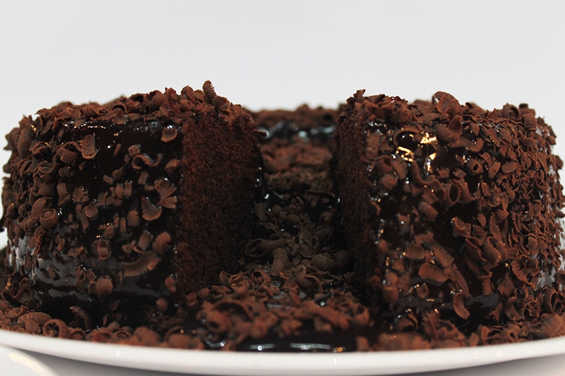 O melhor bolo de chocolate do mundo (serve 18 pessoas) com 12 Small Cakes por R$76,90. Simplesmente irresistível!