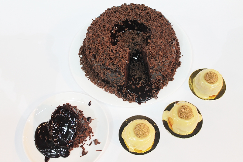 O melhor bolo de chocolate do mundo (serve 18 pessoas) com 12 Small Cakes por R$76,90. Simplesmente irresistível!
