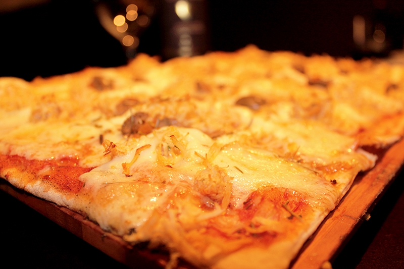 O verdadeiro sabor italiano! 1 Pizza gigante (8 fatias) no Empório e Restaurante Gustiamo de R$43 por R$29,90. Serve até 03 pessoas!