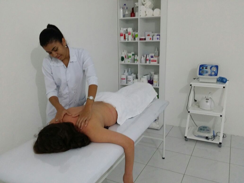 Aproveite os benefícios de uma boa massagem! Massagem relaxante ou Drenagem Linfática por R$13 no Centro Estético Lorena Loureiro