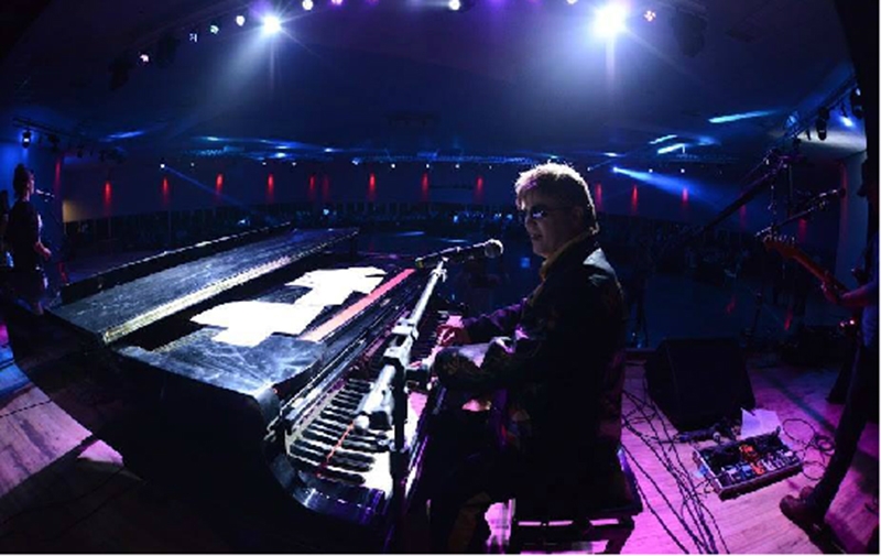 Considerado o maior tributo ao Elton John! Ingresso para o show "Elton John Cover" no Theatro José de Alencar de R$50 por R$24,90
