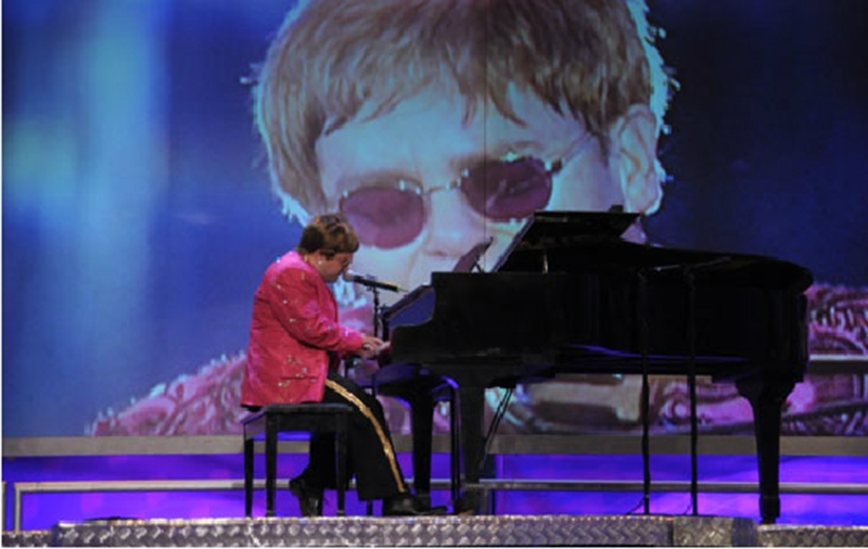 Considerado o maior tributo ao Elton John! Ingresso para o show "Elton John Cover" no Theatro José de Alencar de R$50 por R$24,90
