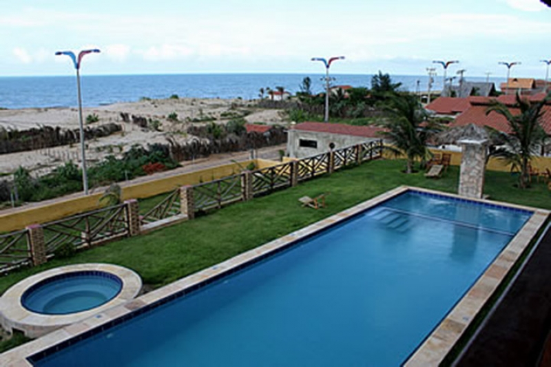 Não deixe de curtir uma praia no feriado! 3 diárias para 2 pessoas e 1 criança de até 5 anos + café por R$599,90 no Hotel Villa Troja - Canoa Quebrada 