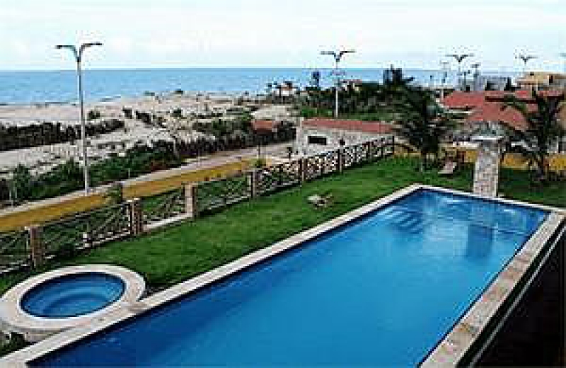 Não deixe de curtir uma praia no feriado! 3 diárias para 2 pessoas e 1 criança de até 5 anos + café por R$599,90 no Hotel Villa Troja - Canoa Quebrada 