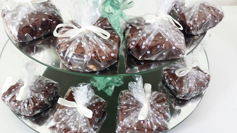 Ideal para qualquer momento especial! 50 mini brownies embalados em papel celofane ou forminha do Paraíso du Chocolat por R$49