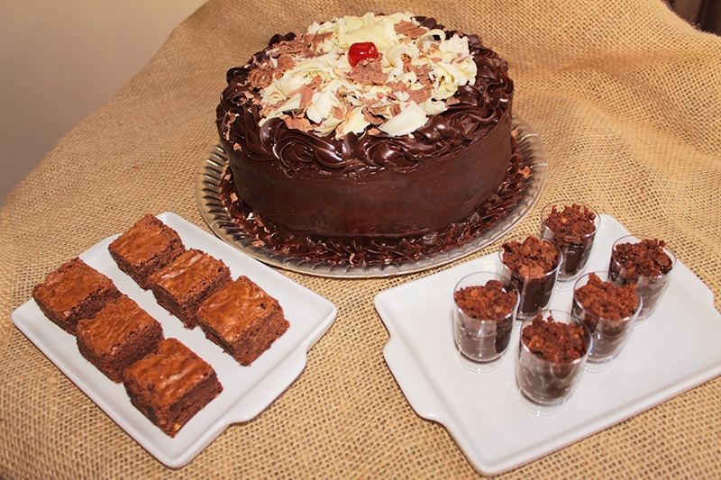 Kit Festa para 25 pessoas com Torta dueto de chocolate + 25 Mini brownies + 25 Taças de brigadeiros de colher com brownie da Cacau & Cia Sweets por R$99