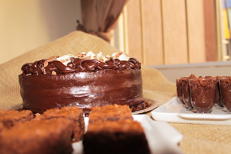 Kit Festa para 25 pessoas com Torta dueto de chocolate + 25 Mini brownies + 25 Taças de brigadeiros de colher com brownie da Cacau & Cia Sweets por R$99