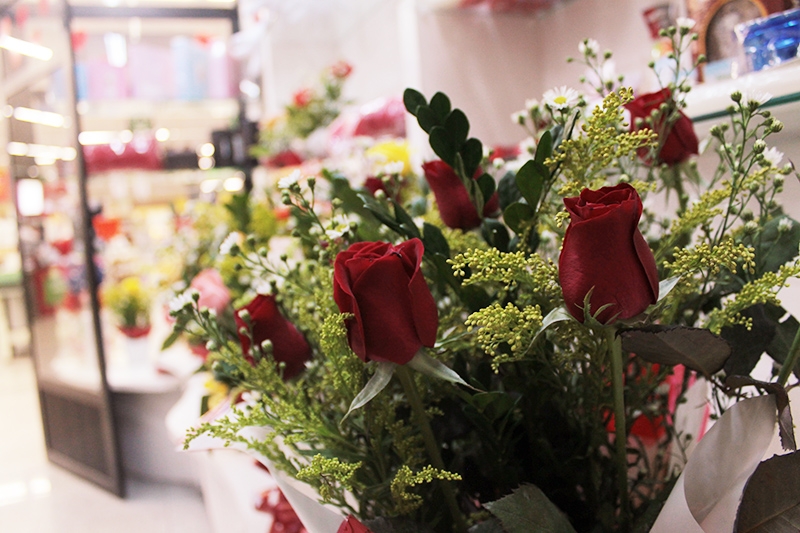 O presente ideal para quem você ama! Ramalhete com 12 rosas (nas cores vermelho, branco ou rosa) na Tita Flores por R$34,90