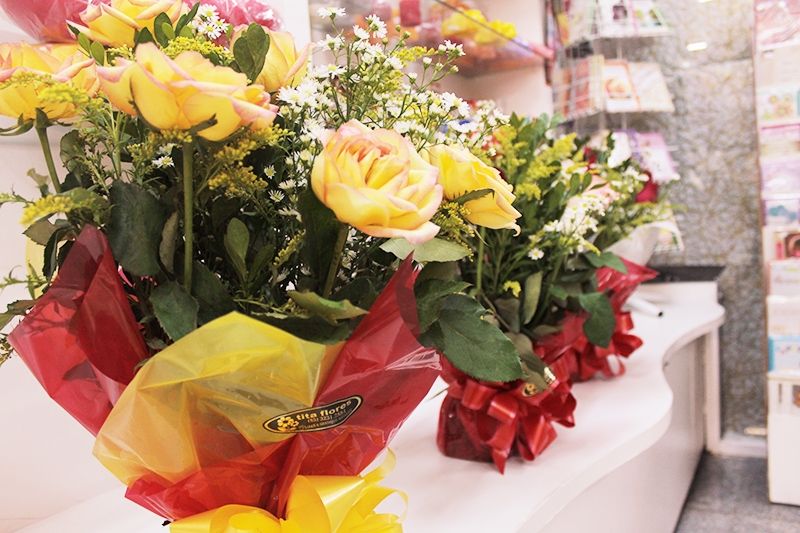O presente ideal para quem você ama! Ramalhete com 12 rosas (nas cores vermelho, branco ou rosa) na Tita Flores por R$34,90