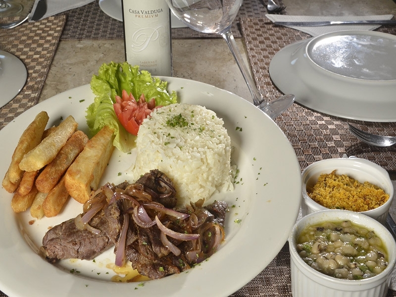 Deliciosas opções no Restaurante Raízes! Almoço executivo individual (Peixe, Carne de Sol, Porco ou Frango) por apenas R$10,50 