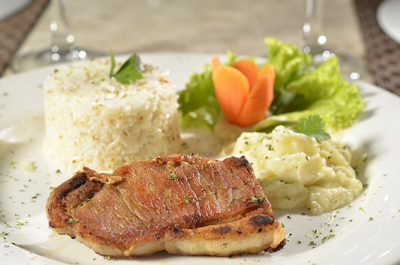 Deliciosas opções no Restaurante Raízes! Almoço executivo individual (Peixe, Carne de Sol, Porco ou Frango) por apenas R$10,50 