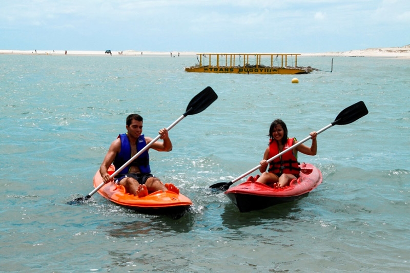 Feriado curtindo a praia de Águas Belas! 3 diárias para casal e 1 criança de até 10 anos + café da manhã por R$667 no Chalés Jangadas da Caponga