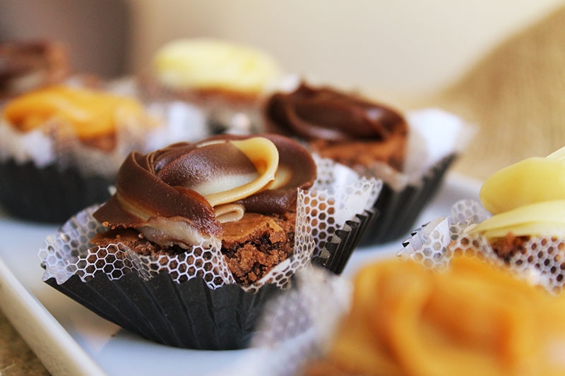 O melhor doce da Cacau & Cia na sua mesa! 50 Mini Brownies com cobertura de doce de leite, brigadeiro, brigadeiro branco ou duo por R$54,90