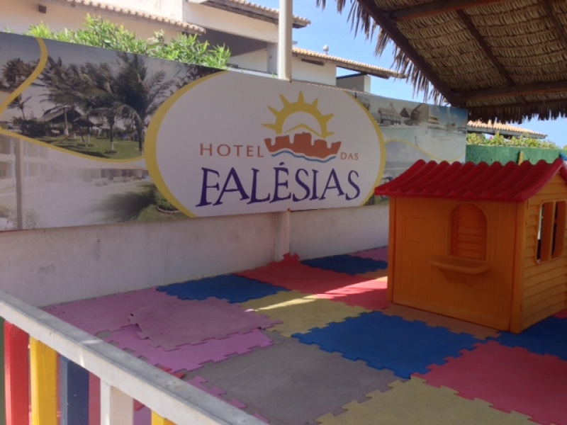 Para você curtir todas as belezas e relaxar na Praia das Fontes! 2 diárias para casal e 1 criança + café da manhã por R$299 no Hotel das Falésias. 