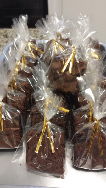 10 Mini Brownies recheados com brigadeiro ou com creme toffee embalados em saquinho de celofane com feche dourado de R$30 por R$19,90
