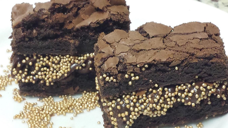 10 Mini Brownies recheados com brigadeiro ou com creme toffee embalados em saquinho de celofane com feche dourado de R$30 por R$19,90
