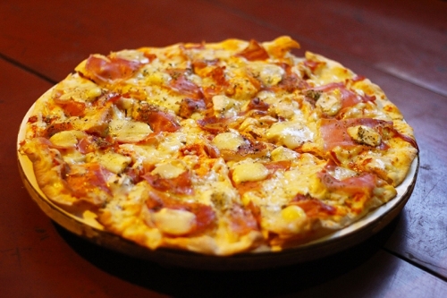 Pizza DELICIOSA e um lugar animado para você conhecer! Qualquer pizza grande do cardápio no Degusti por R$25,90. Válido também para DELIVERY! 
