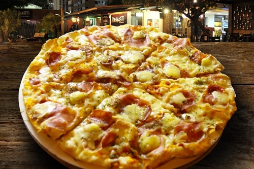 Pizza DELICIOSA e um lugar animado para você conhecer! Qualquer pizza grande do cardápio no Degusti por R$25,90. Válido também para DELIVERY! 
