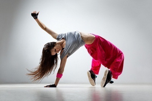 Queime calorias e exercite o corpo dançando! Matricula + 1 mensalidade de Kizomba ou Ballet Fitness ou Street Jazz no Studio Sandra Veloso (2h por semana) por R$59,90