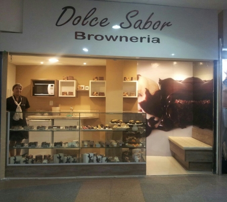 O browine sucesso da Dolce Sabor está de volta! Tabuleiro de Brownie Tradicional ou Brigadeiro para até 30 pessoas por R$32,90. Válido nas 3 lojas!
