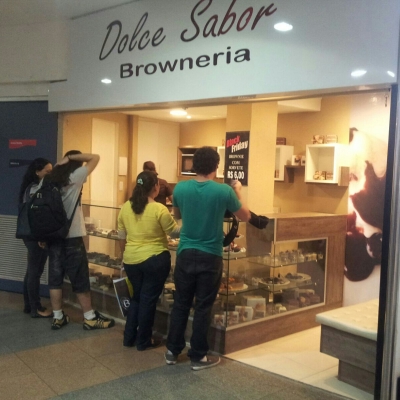 O browine sucesso da Dolce Sabor está de volta! Tabuleiro de Brownie Tradicional ou Brigadeiro para até 30 pessoas por R$32,90. Válido nas 3 lojas!