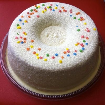 Especialidade da Cake 4 You para você! 01 Bolo alto para até 25 pessoas por apenas R$44,90