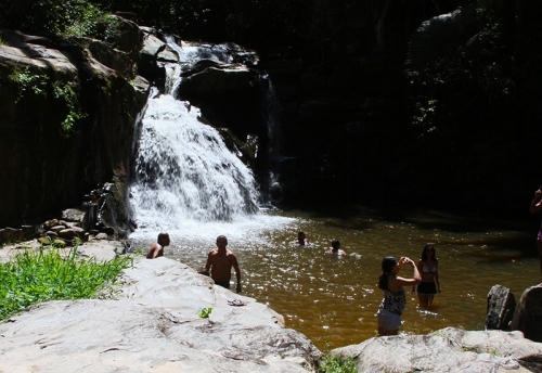 Dias agradáveis, perto da natureza no Parque das Cachoeiras! 2 diárias para 2 pessoas e 1 criança de até 5 anos + café por R$199,90 
