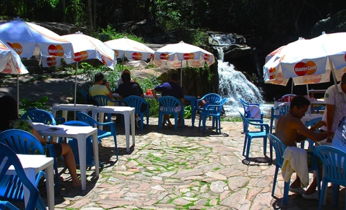 Dias agradáveis, perto da natureza no Parque das Cachoeiras! 2 diárias para 2 pessoas e 1 criança de até 5 anos + café por R$199,90 