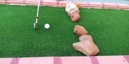 Pista de mini golf livre com taco e bola de R$30 por R$15